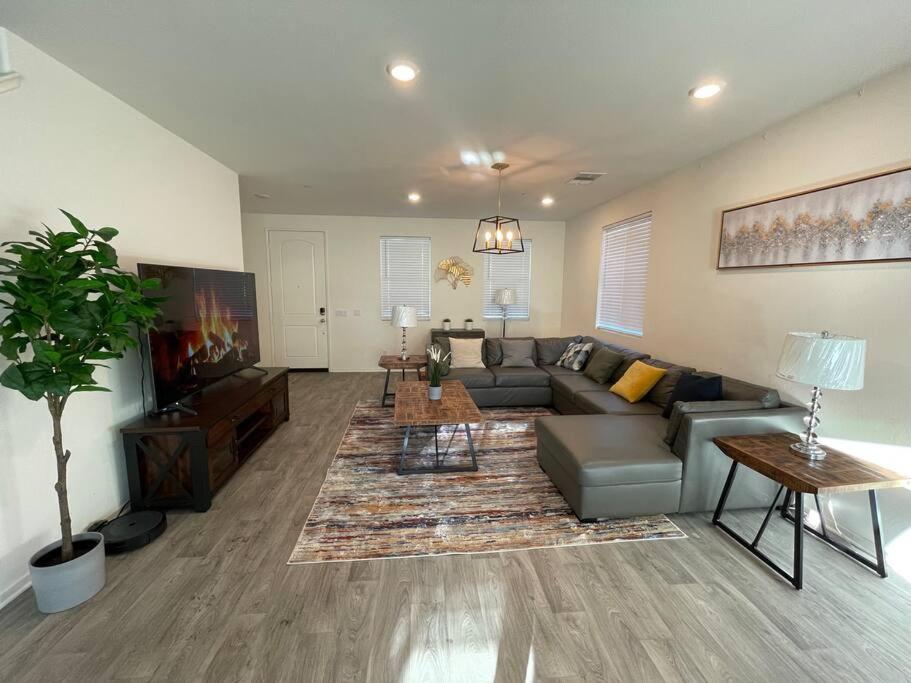 Spacious Modern Home in Sierra Lakes Fontana - Housity