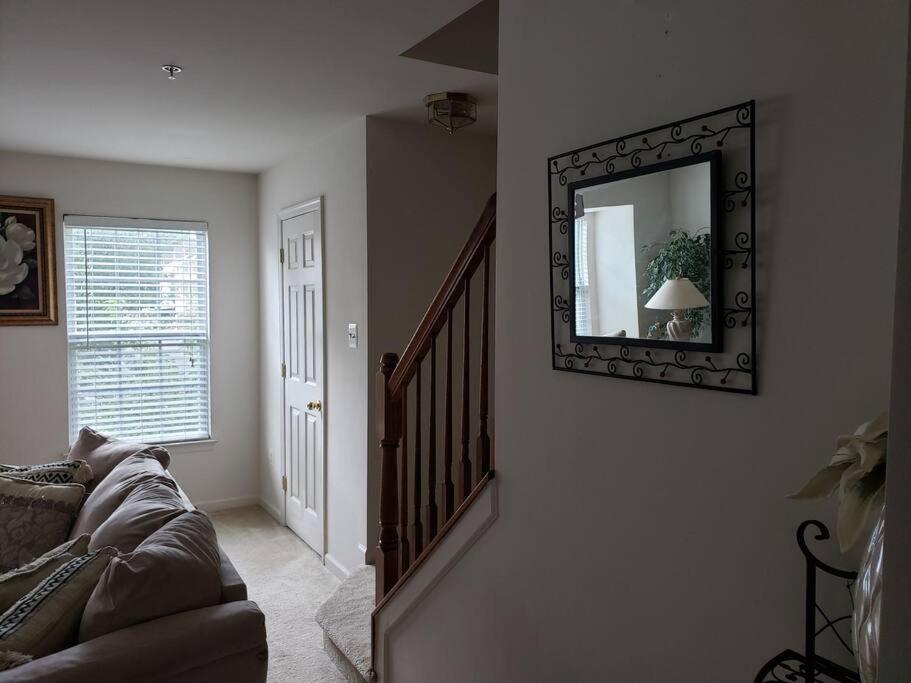 Exquisite 3 bedroom townhouse with Jacuzzi close to BWI - Housity