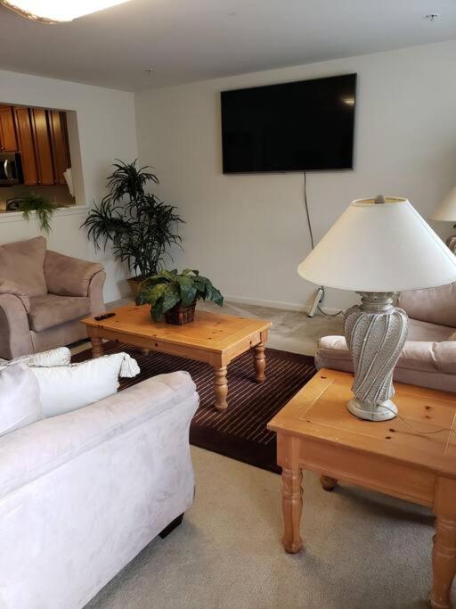 Exquisite 3 bedroom townhouse with Jacuzzi close to BWI - Housity