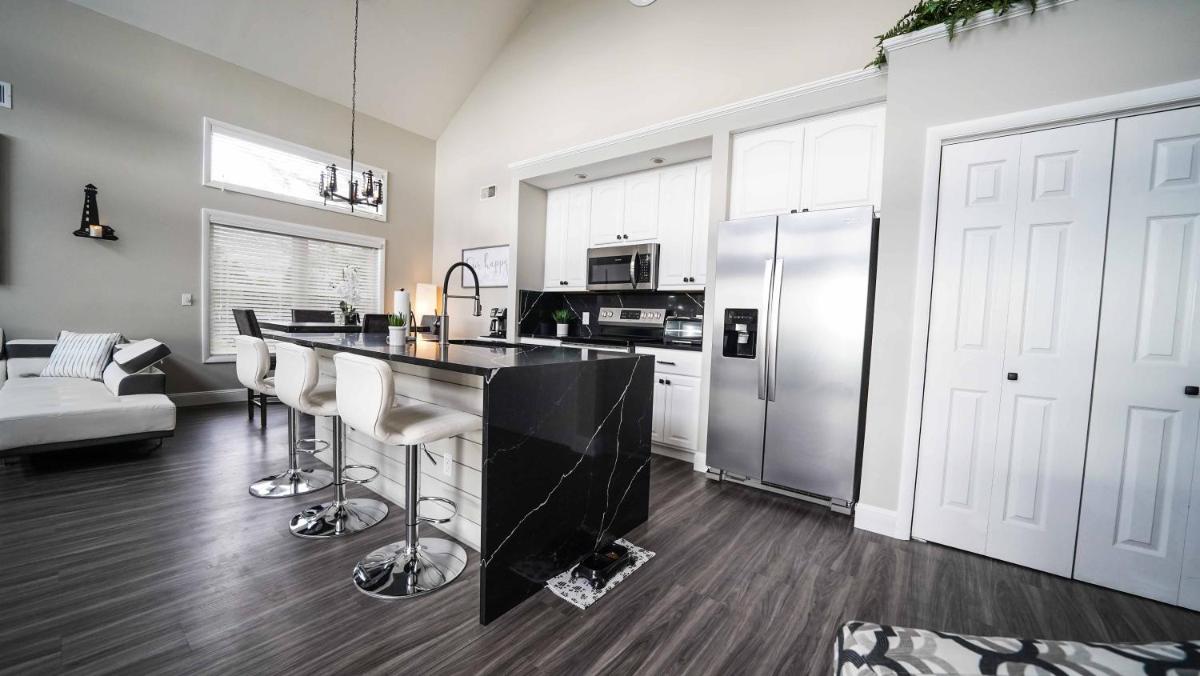 Luxurious Modern Lakefront Home in Sylvan Beach area with 7 person hot tub! - Housity