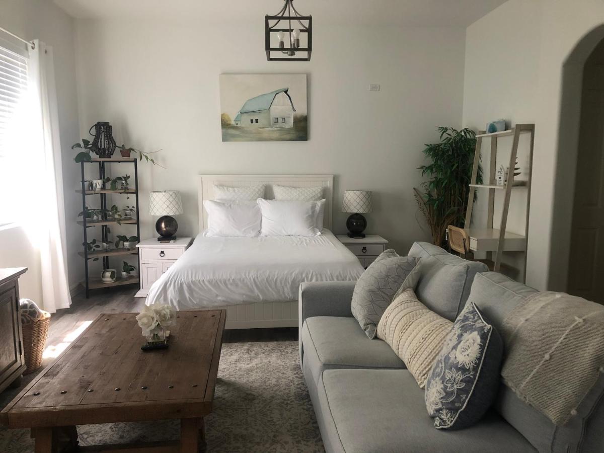 Beautiful Private Casita/Guesthouse w/ Kitchen, Access to Pool/Spa - Housity