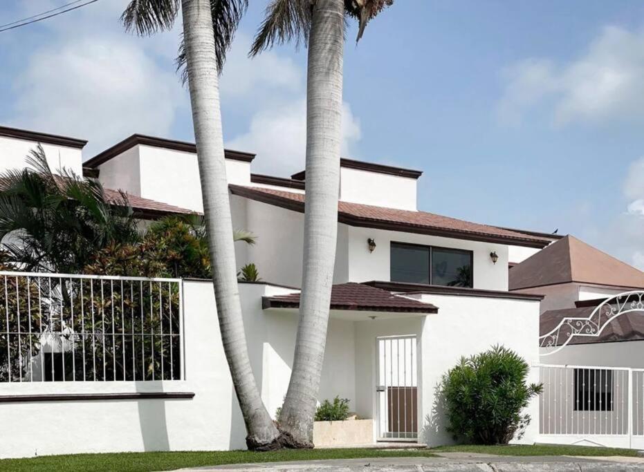 Suitetrails - 5Bedroom House with private pool 10 min from beach