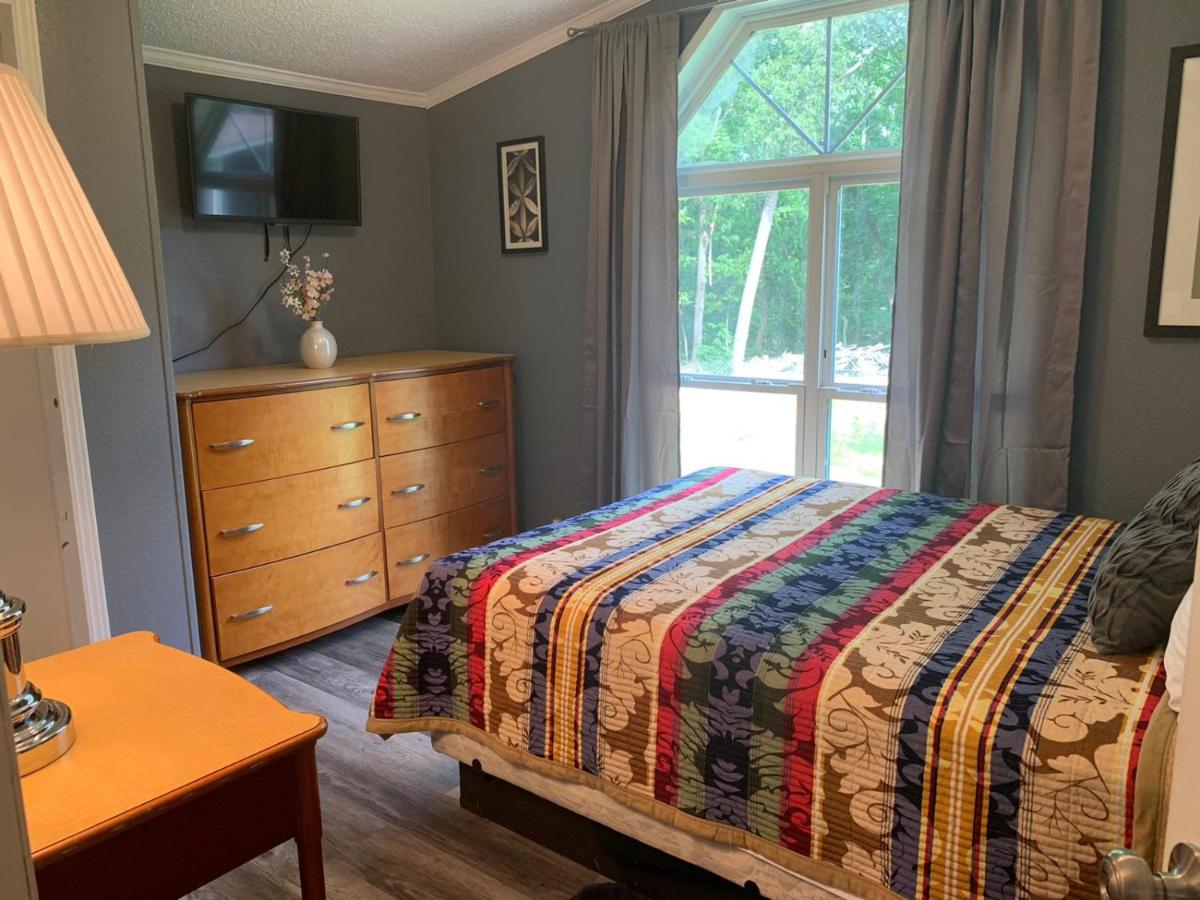 Secluded Cozy Newly Renovated Cabin home 3BR/2BA - Housity