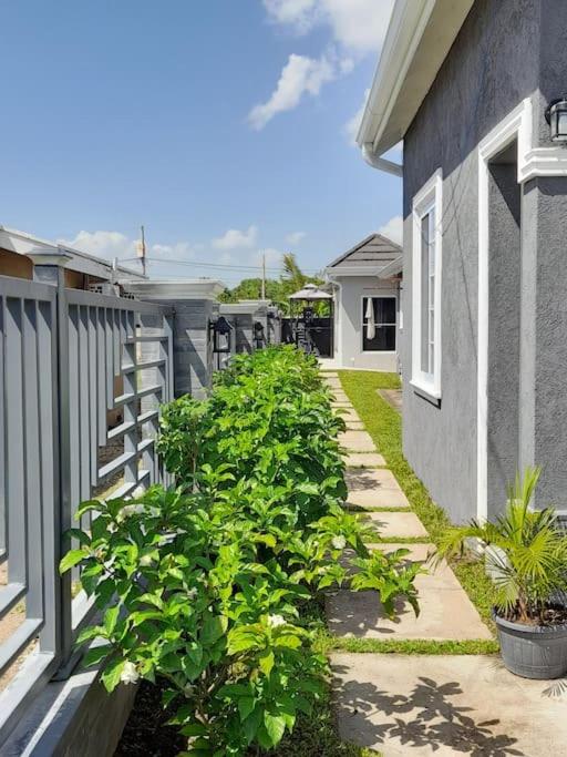 Relaxing 2-Bedroom House with Pool - Housity