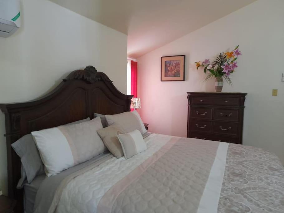 Relaxing 2-Bedroom House with Pool - Housity