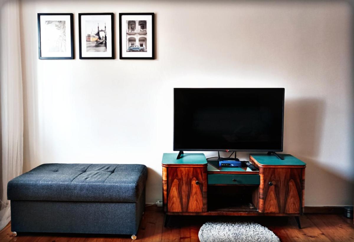 Retro House - Housity