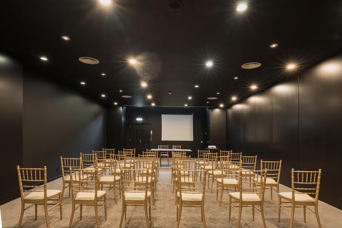 A área empresarial e/ ou a sala de conferências de The Lince Azores