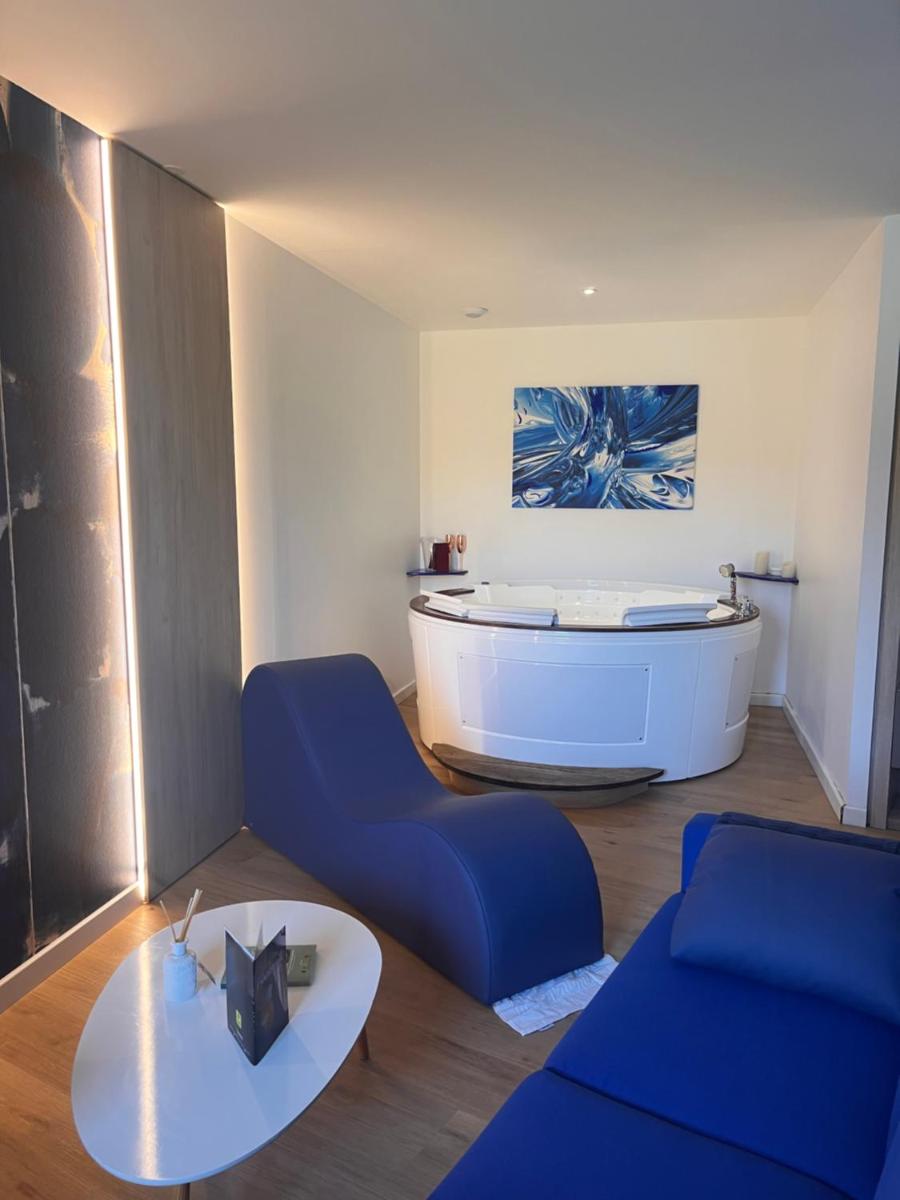 Coin salon dans l'établissement Logis Hôtel & Spa Déjeunez Sous L'Arbre