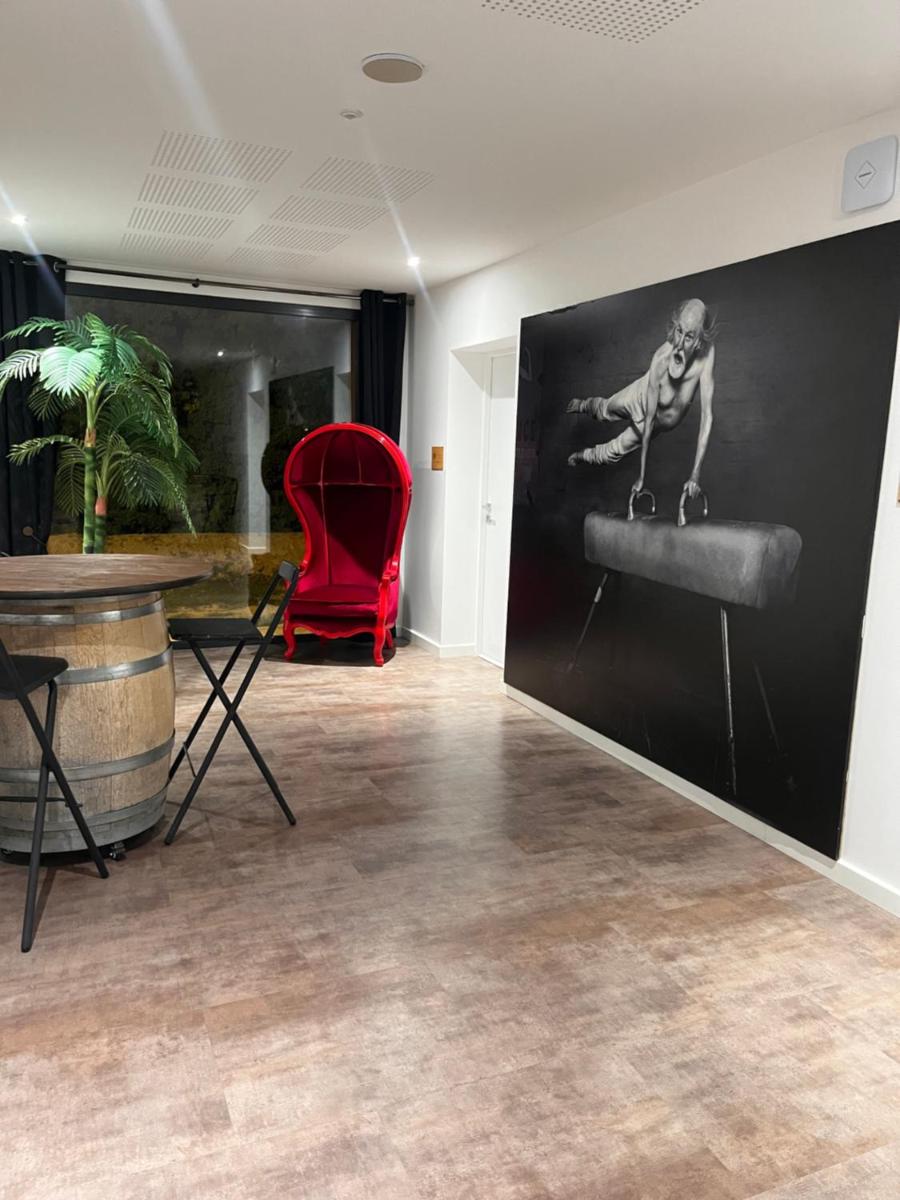 Coin salon dans l'établissement Logis Hôtel & Spa Déjeunez Sous L'Arbre