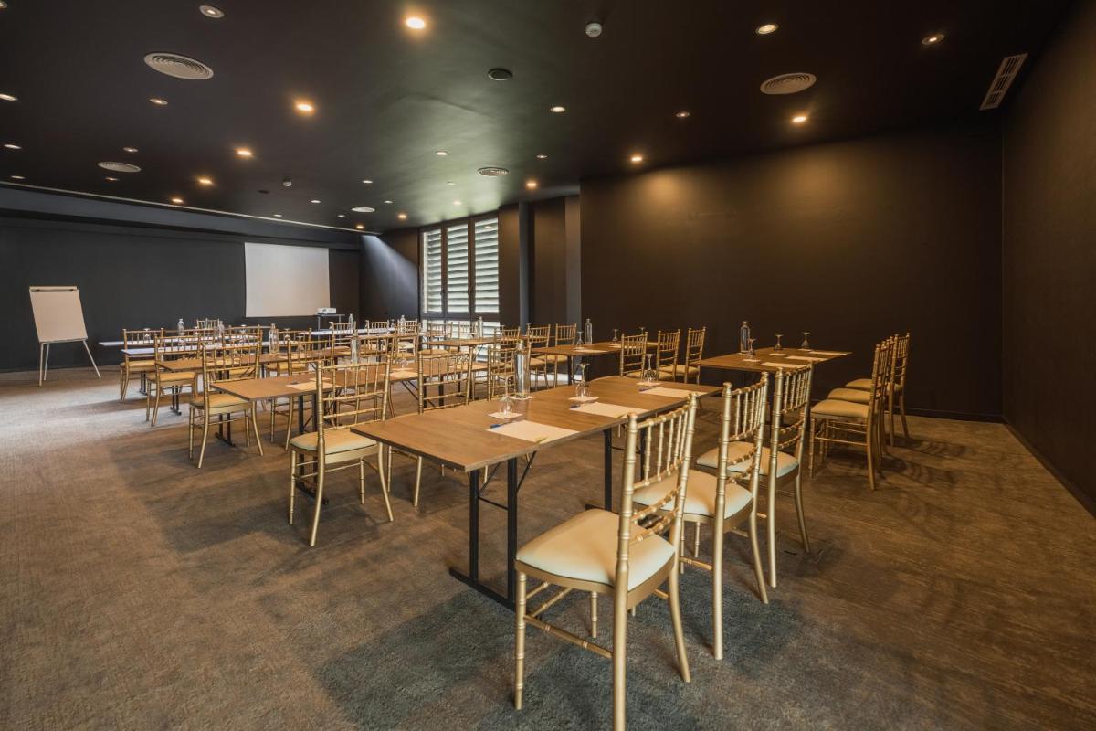 A área empresarial e/ ou a sala de conferências de The Lince Azores