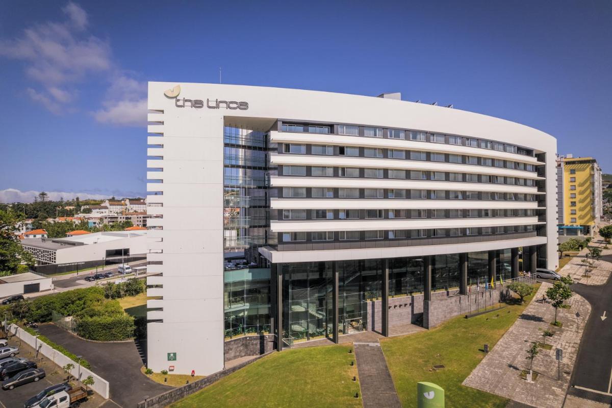 um grande prédio branco com uma placa nele em The Lince Azores em Ponta Delgada