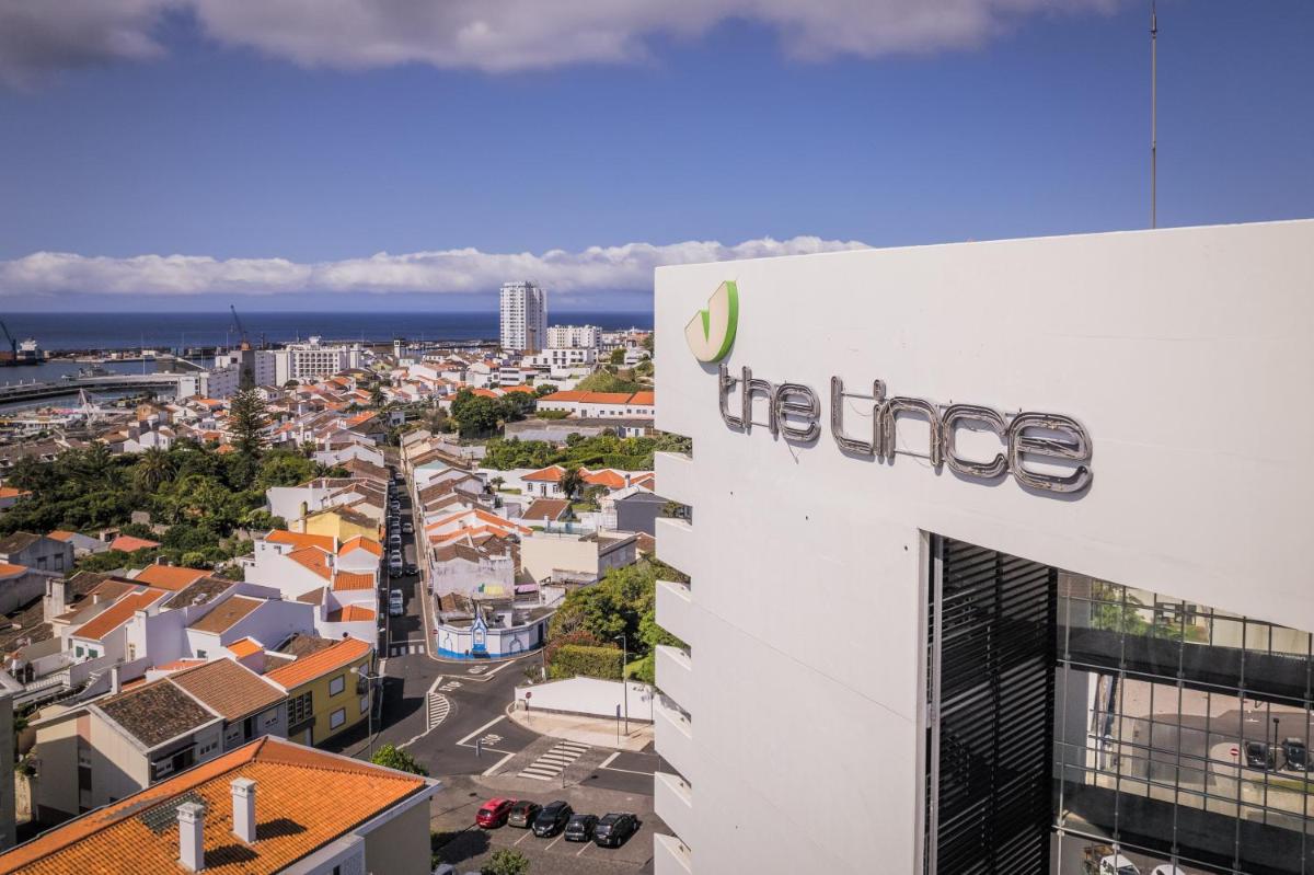 Uma vista geral de Ponta Delgada ou a vista da cidade a partir do hotel