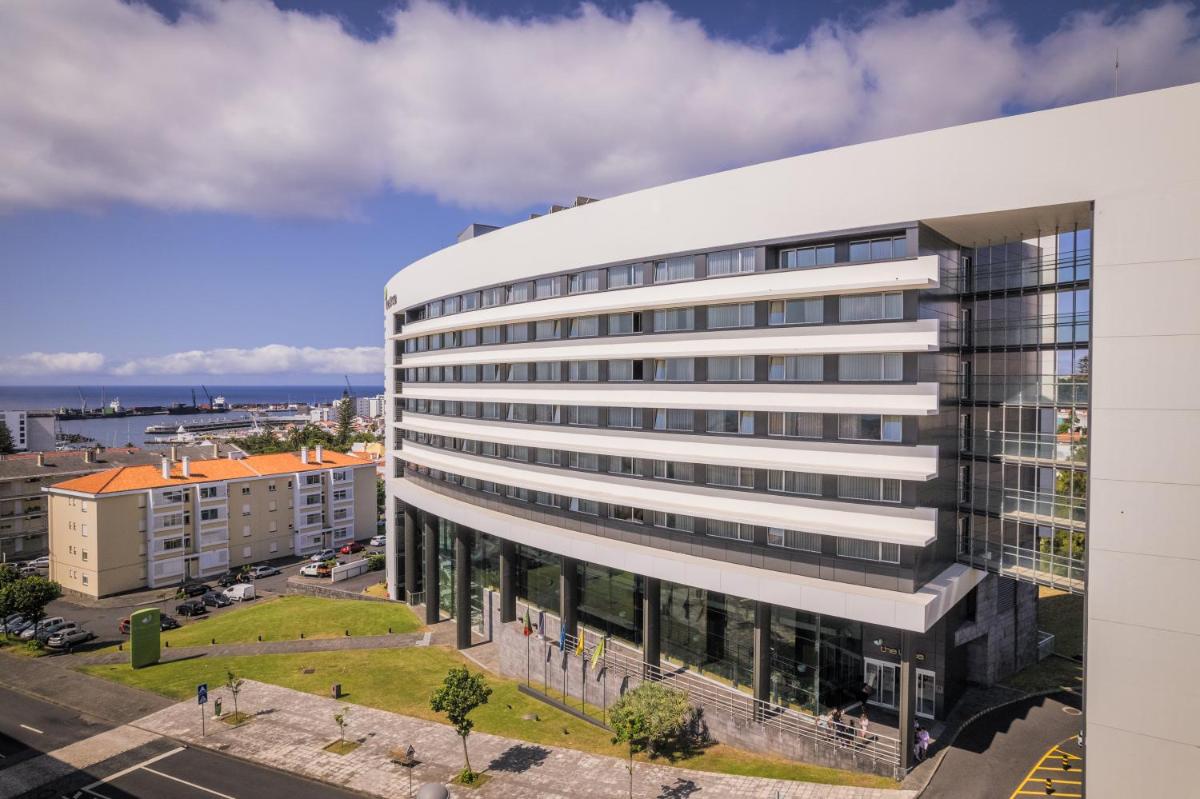 uma vista aérea de um grande edifício branco em The Lince Azores em Ponta Delgada