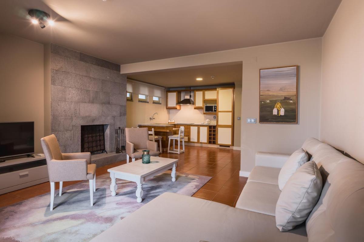uma sala de estar com um sofá e uma lareira em The Lince Nordeste em Nordeste
