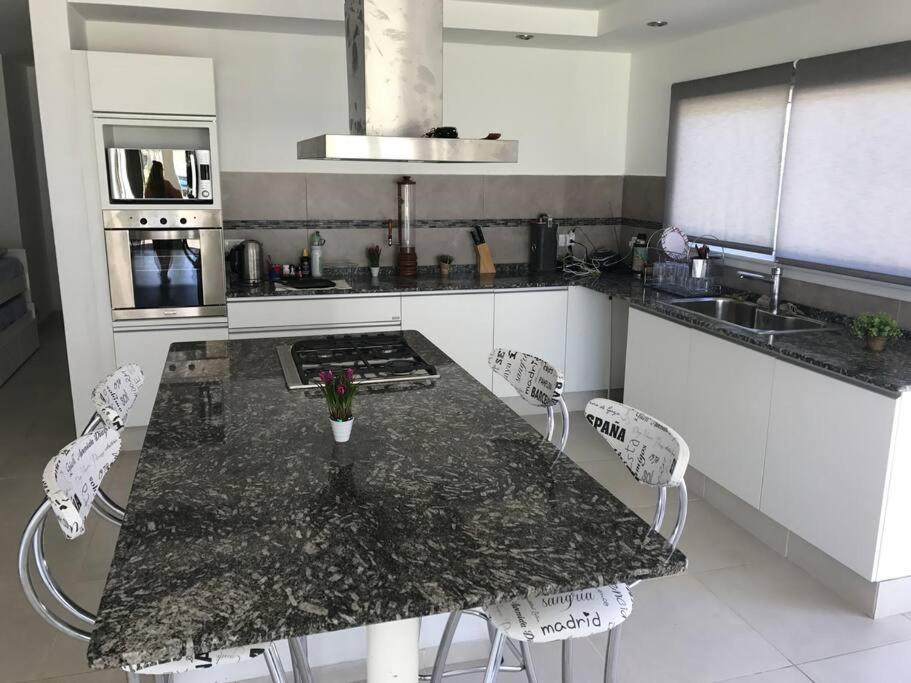 Casa frente al lago en barrio privado - Housity