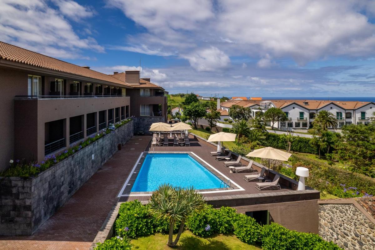 vista para a piscina num resort em The Lince Nordeste em Nordeste