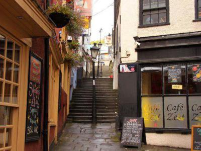 Quirky and Cool Christmas Steps 2 bed - Housity