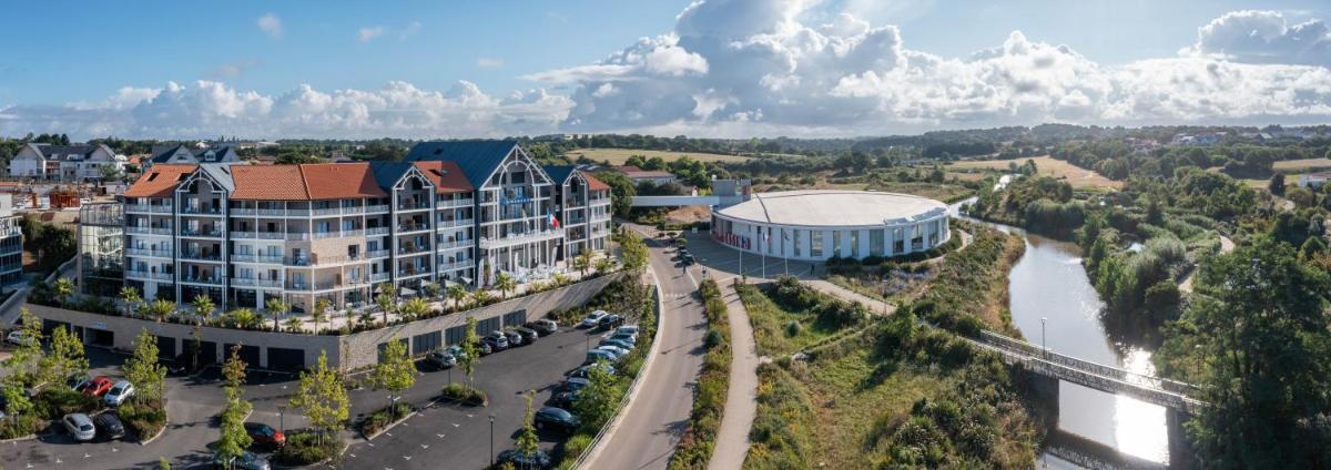 une vue aérienne d'un bâtiment à côté d'une rivière dans l'établissement Westotel Pornic Côte de Jade, à Pornic