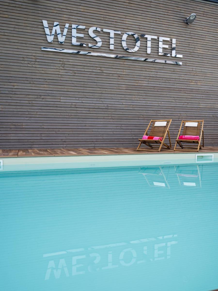 Piscine de l'établissement Westotel Pornic Côte de Jade ou située à proximité
