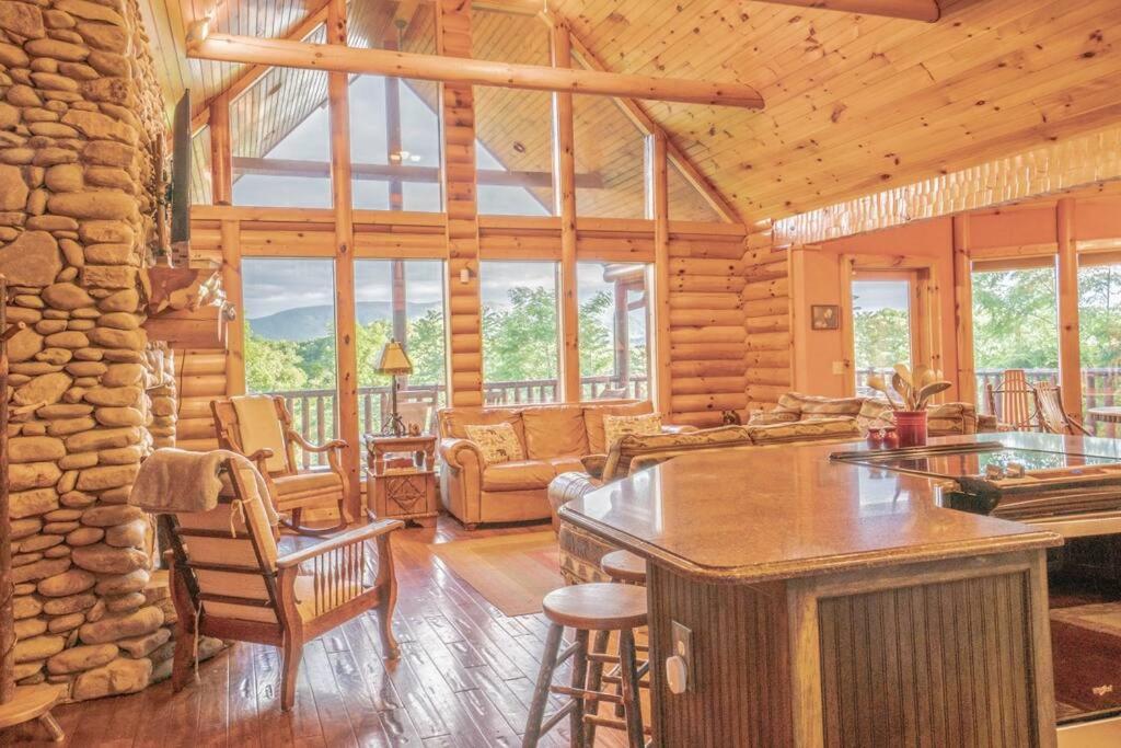 Smoke Rise Lodge · Lake Front, Luxury Cabin, Hot Tub, - Housity