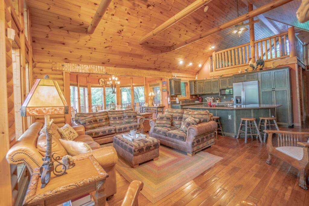 Smoke Rise Lodge · Lake Front, Luxury Cabin, Hot Tub, - Housity