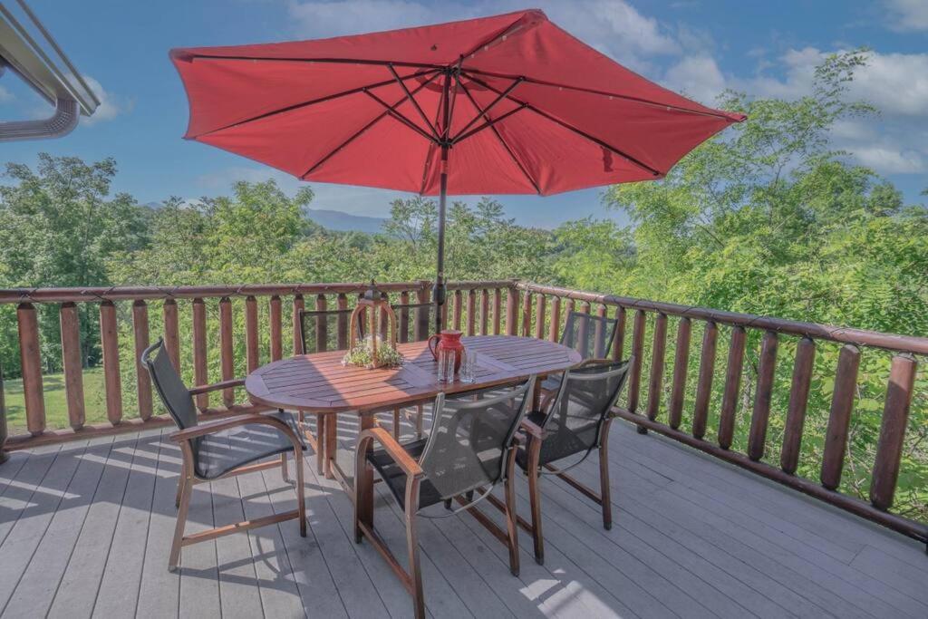 Smoke Rise Lodge · Lake Front, Luxury Cabin, Hot Tub, - Housity