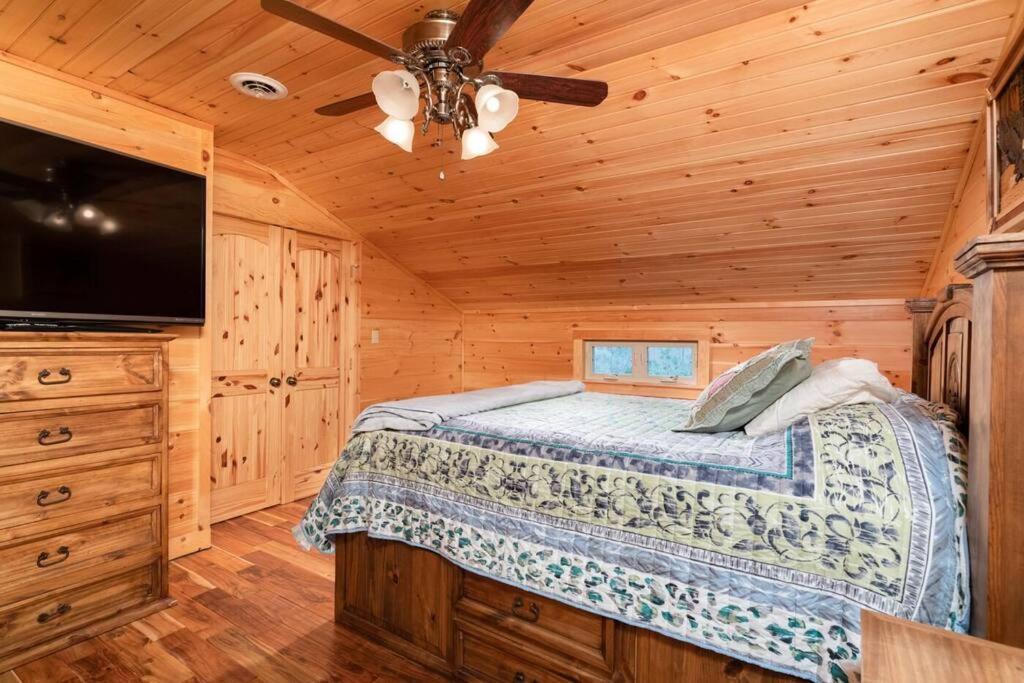 Smoke Rise Barn · Great Lake Front, Large Dock, 4bdrm, Pool Table - Housity