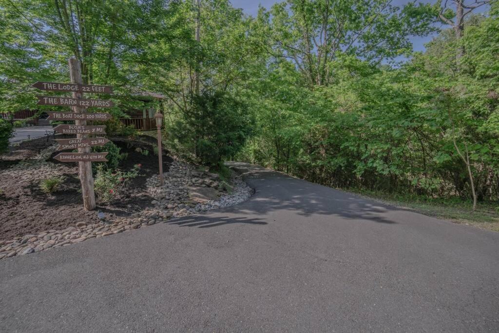 Smoke Rise Barn · Great Lake Front, Large Dock, 4bdrm, Pool Table - Housity