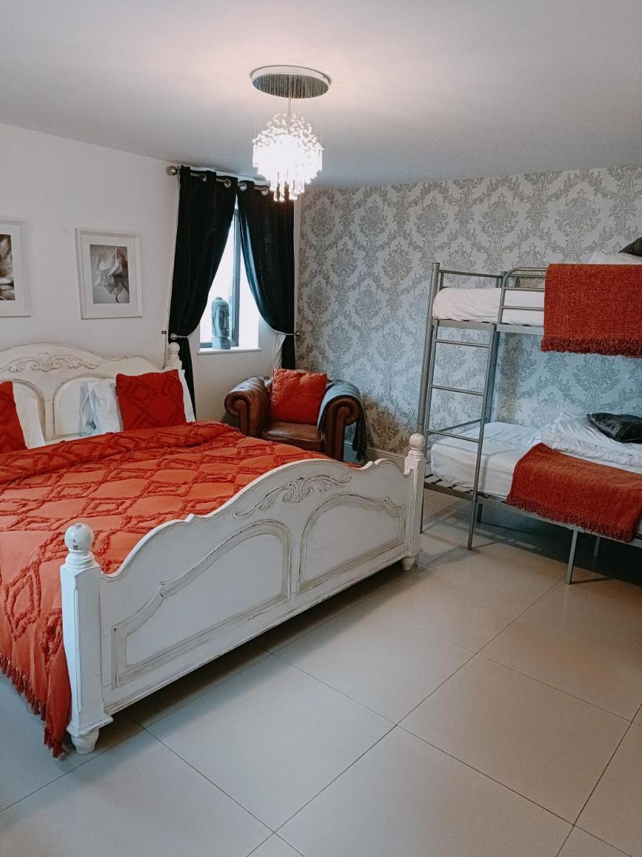 The White Dove Bed and Breakfast with Glamping Newark showground - Housity