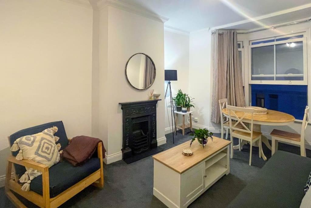 Cosy & Comfortable - Heart of Hove - Beach Getaway - Housity