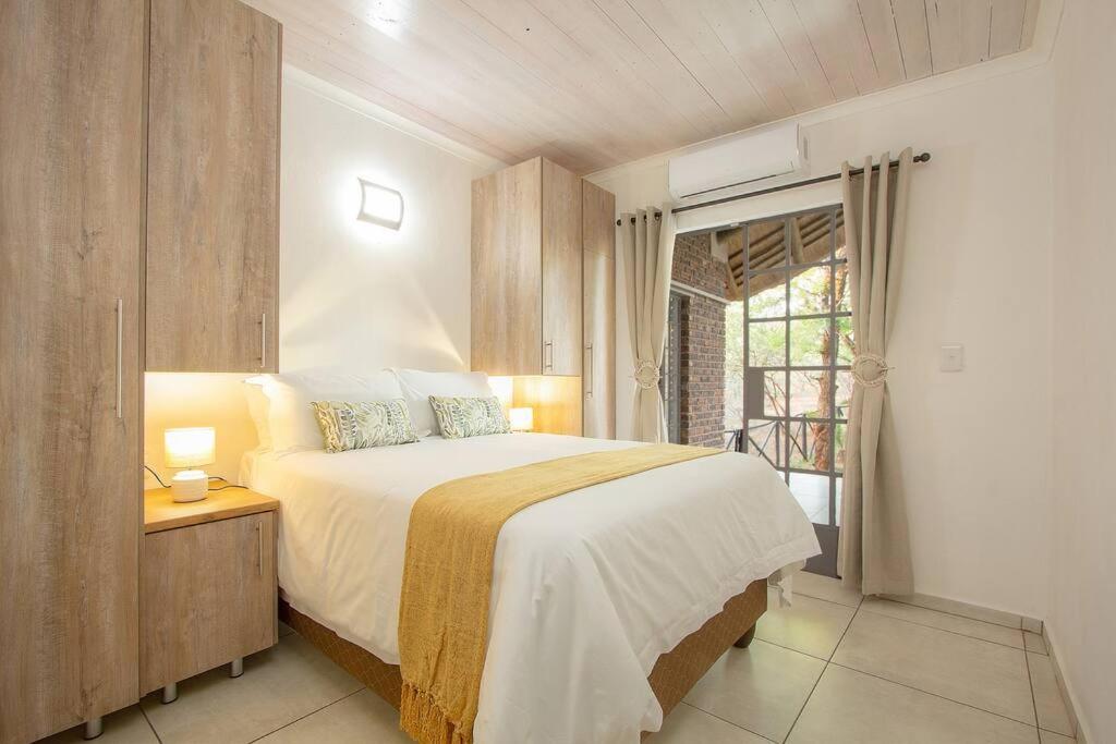 Eye of Kruger - Spacious holiday home with splash pool and boma - Housity