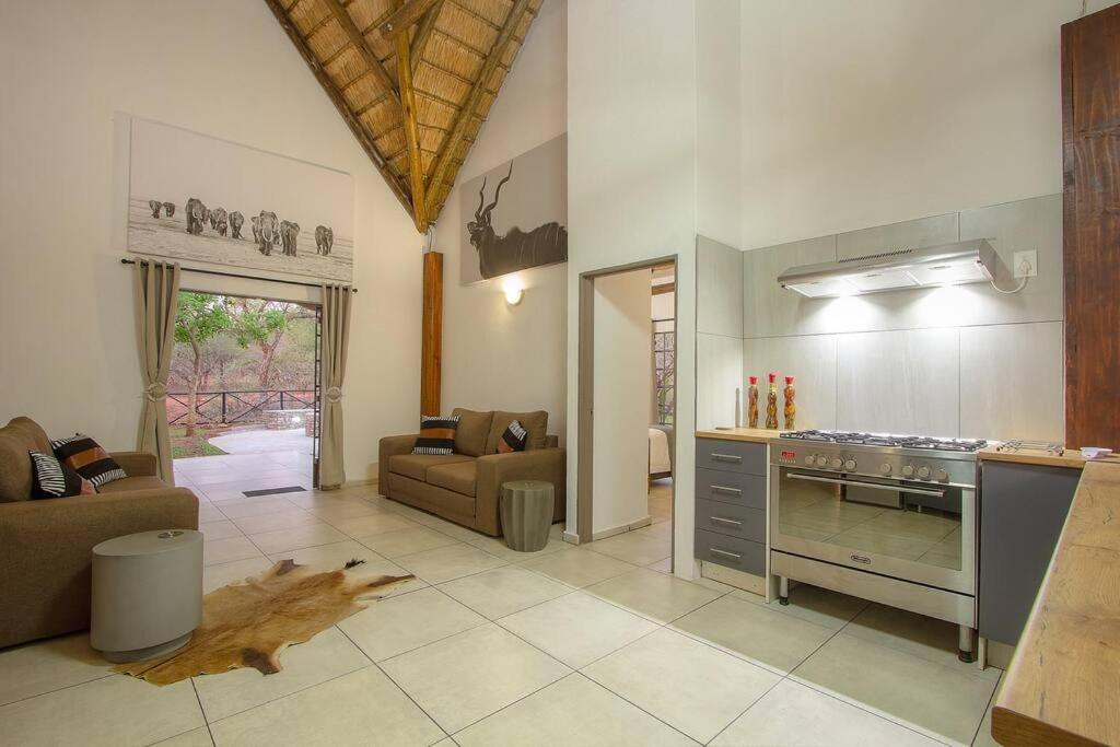 Eye of Kruger - Spacious holiday home with splash pool and boma - Housity