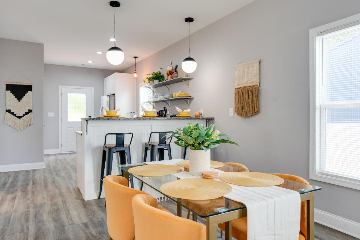 Modern Getaway Home Near UGA Arch - Housity