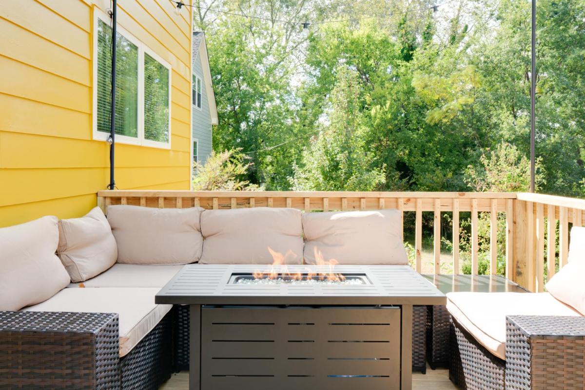 Modern Getaway Home Near UGA Arch - Housity