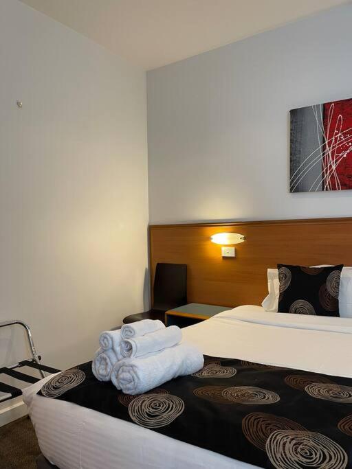 Studio 25/247 gouger st Ex hotel room 430 - Housity