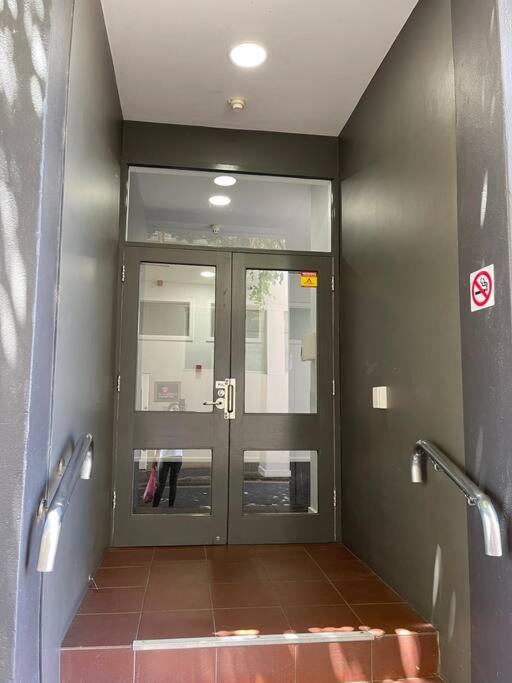 Studio 25/247 gouger st Ex hotel room 430 - Housity