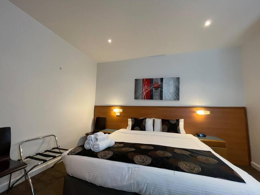 Studio 25/247 gouger st Ex hotel room 430 - Housity