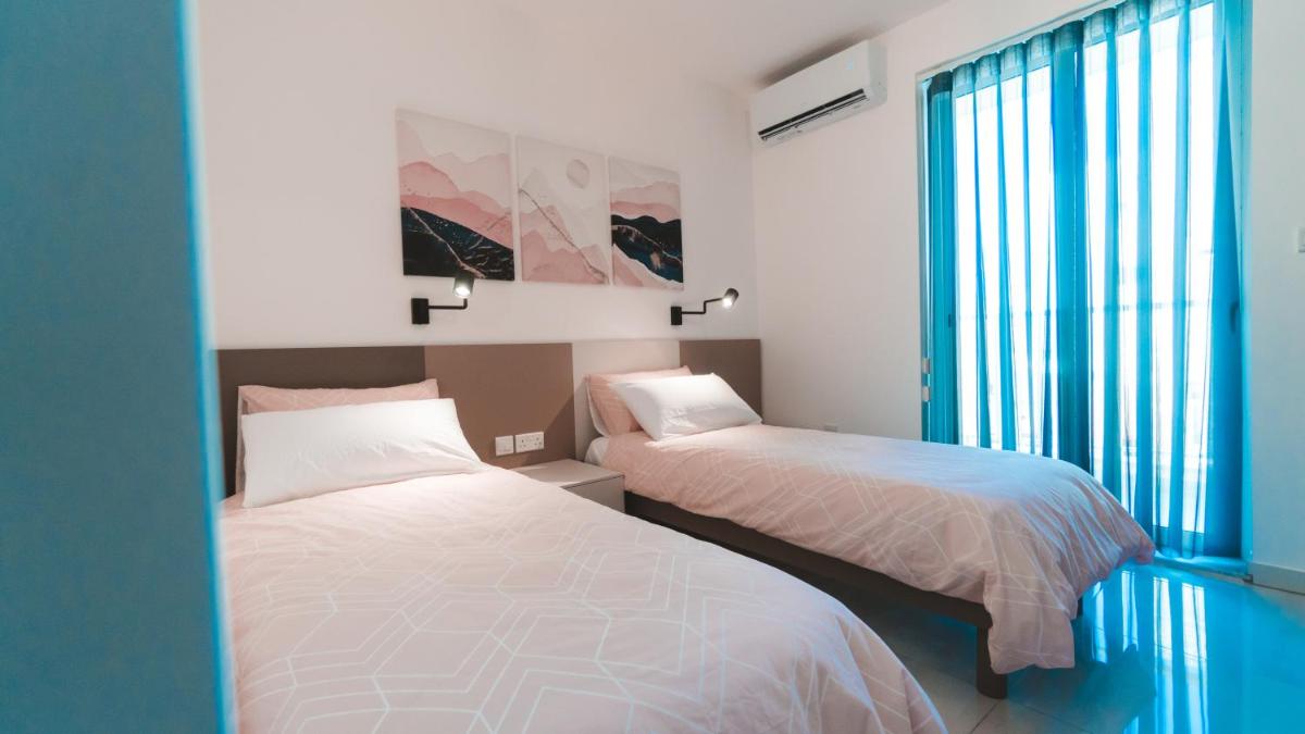 Beachside Stylish & Cosy 2BR Apartment with Free Parking - Housity