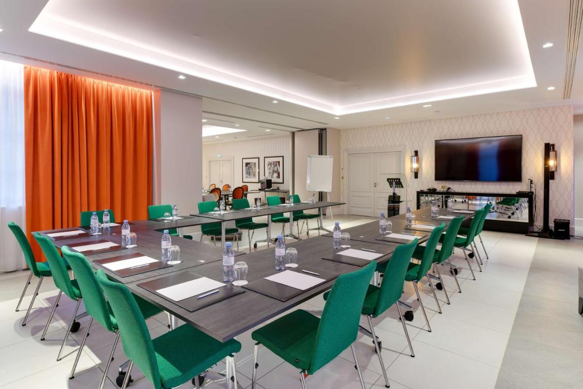Espace de conférence ou salle de réunion dans l'établissement Hôtel & Spa Les Sept Fontaines Best Western Premier