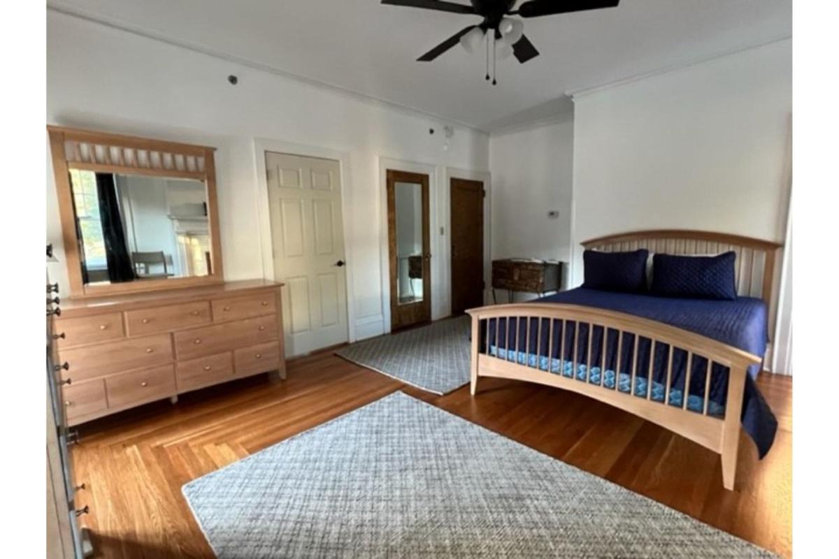 Grand Old White Riverfront - Housity