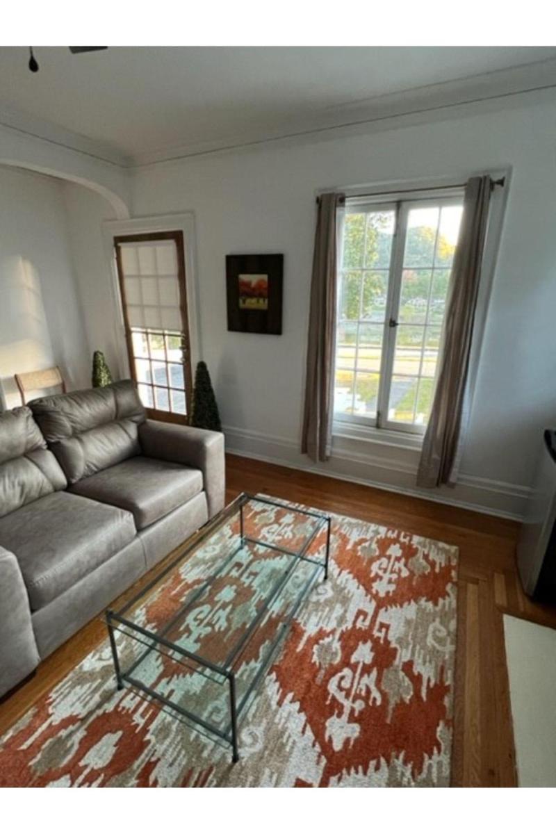 Grand Old White Riverfront - Housity