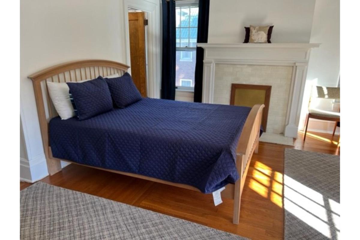Grand Old White Riverfront - Housity