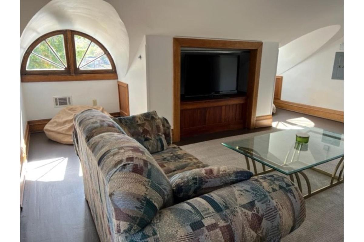 Grand Old White Artist's Loft - Housity