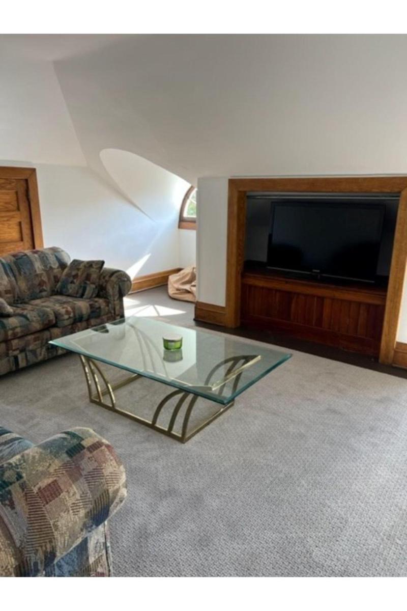Grand Old White Artist's Loft - Housity