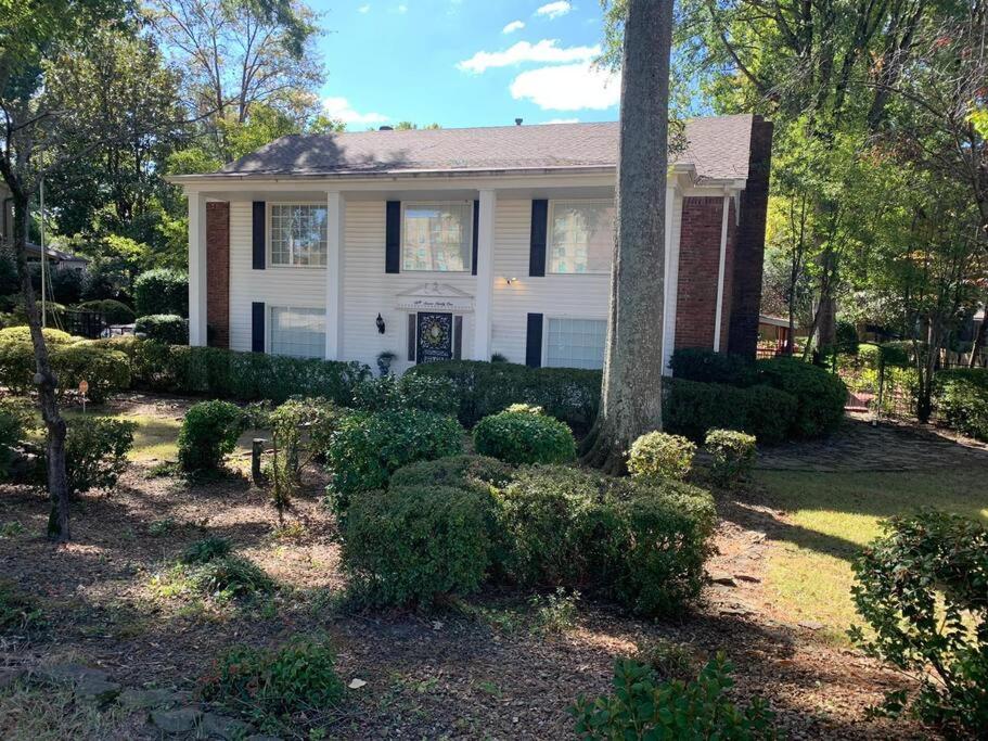 Near Germantown Shopping Colonial with 9 King Beds - Housity