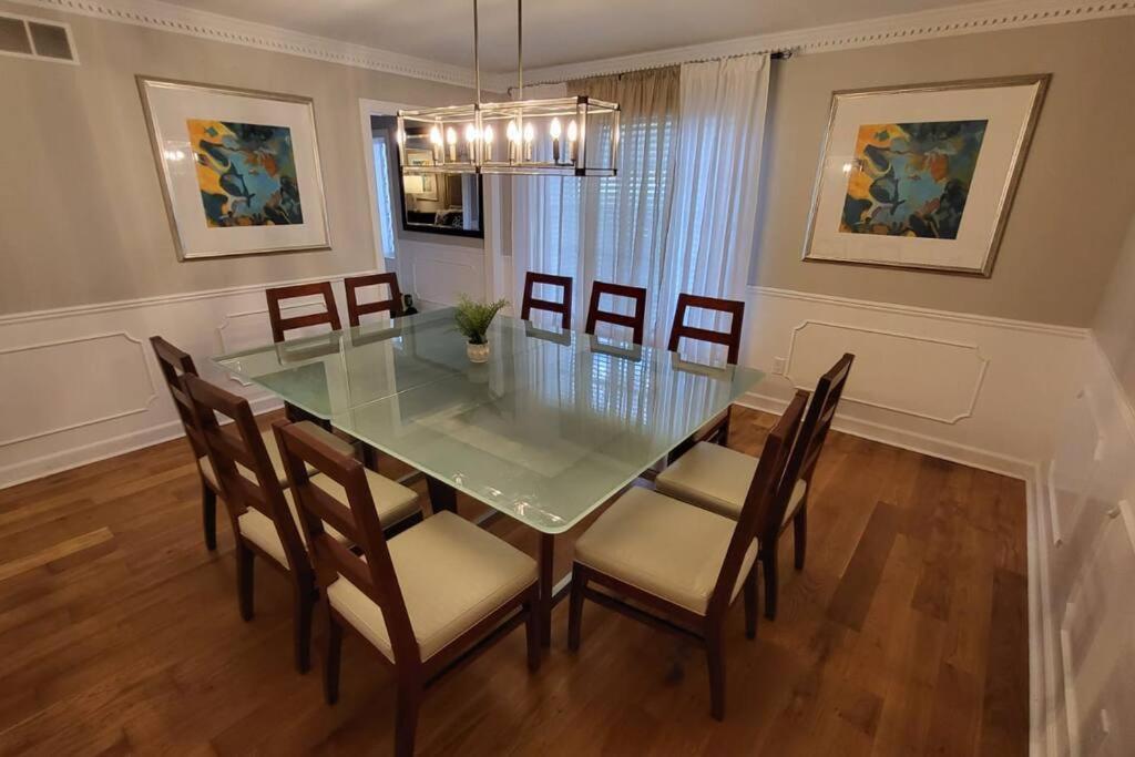 Near Germantown Shopping Colonial with 9 King Beds - Housity