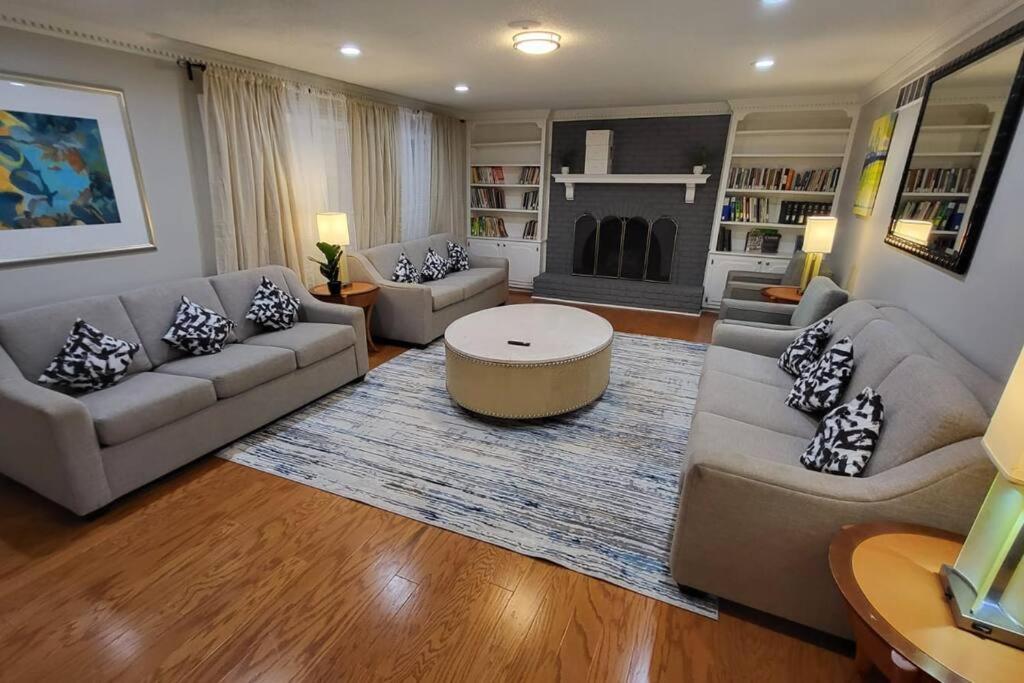 Near Germantown Shopping Colonial with 9 King Beds - Housity