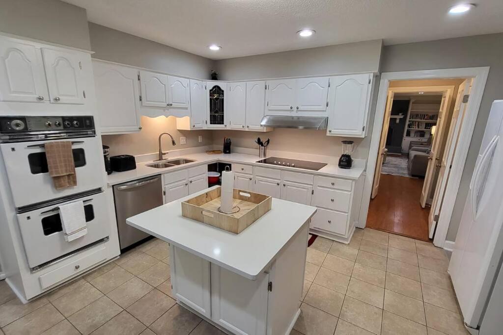 Near Germantown Shopping Colonial with 9 King Beds - Housity