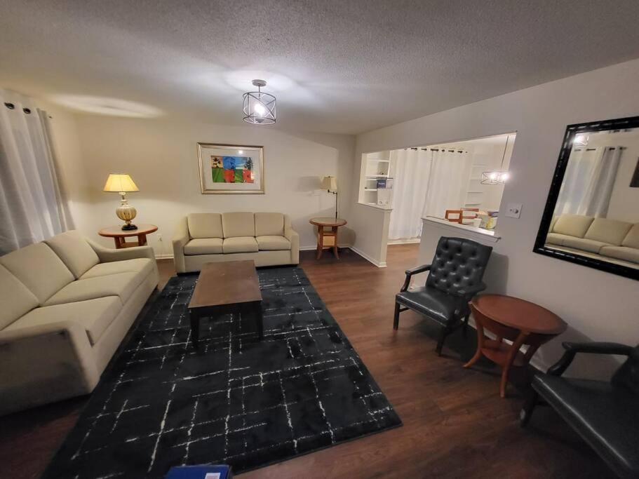 Large Southern Home with Swimming Pool, 5 king bed - Housity