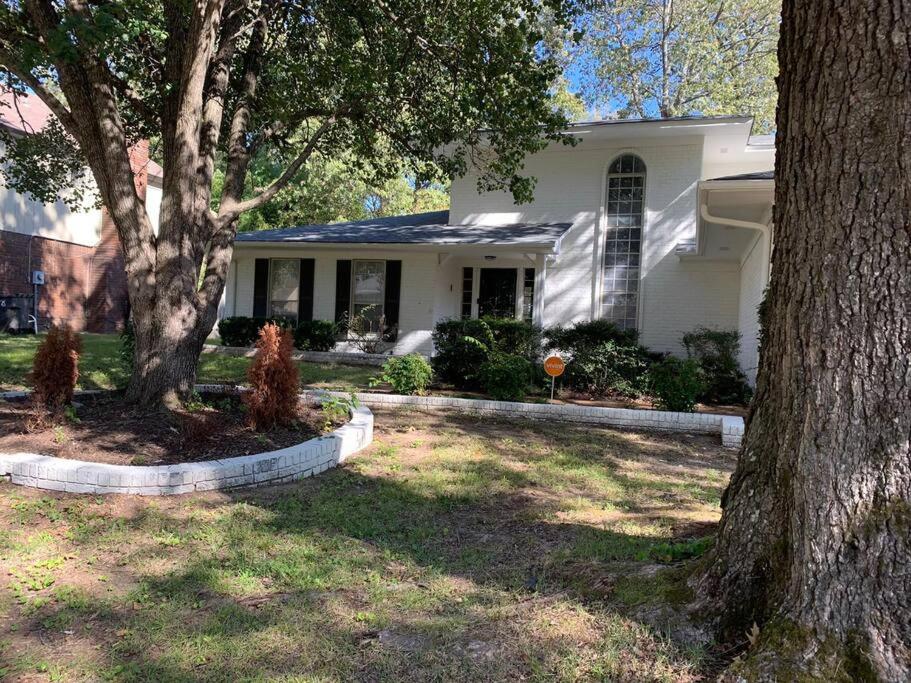 Large Southern Home with Swimming Pool, 5 king bed - Housity
